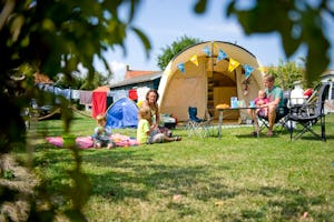Ardoer Camping De Meulinge - Blick auf die Standplätze auf der Wiese