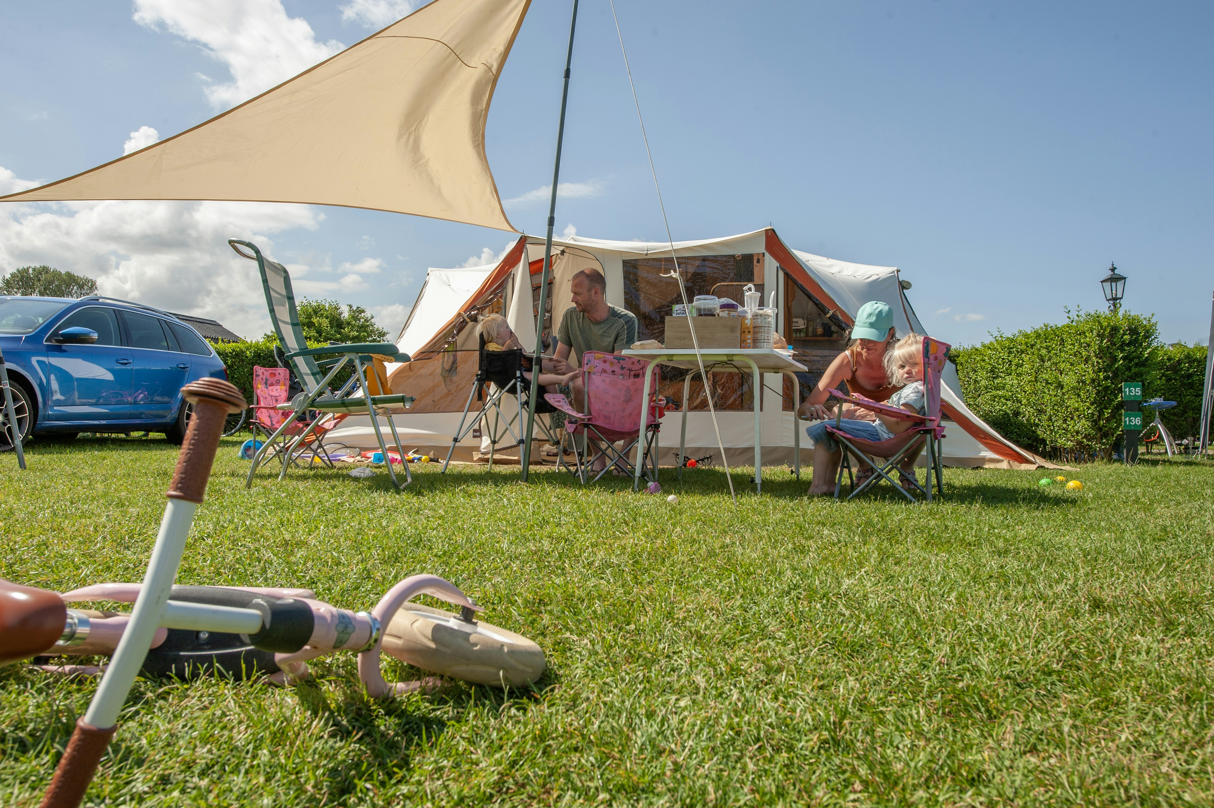 Ardoer Camping De Meulinge - Standplatzwiese auf dem Campingplatz