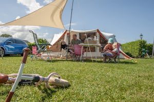 Ardoer Camping De Meulinge - Standplatzwiese auf dem Campingplatz
