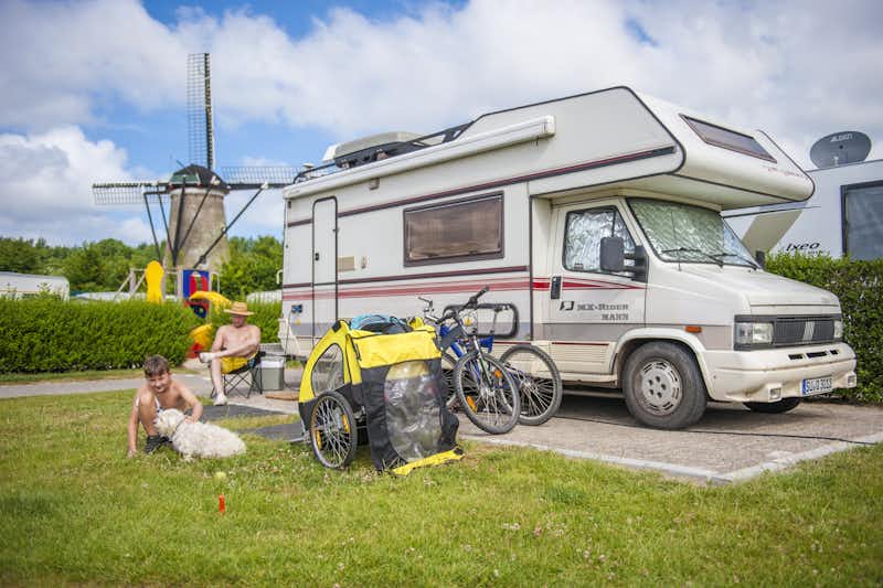 Ardoer Camping International  -  Camper mit Hund am Wohnmobil auf dem Stellplatz vom Campingplatz