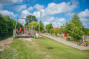 Ardoer Camping International - Kinder auf dem Spielplatz vom Campingplatz auf grüner Wiese