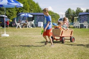 Ardoer Camping International - spielende Kinder auf dem Wohnwagen- und Zeltstellplatz vom Campingplatz