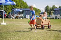 Ardoer Camping International  - spielende Kinder auf dem Wohnwagen- und Zeltstellplatz vom Campingplatz