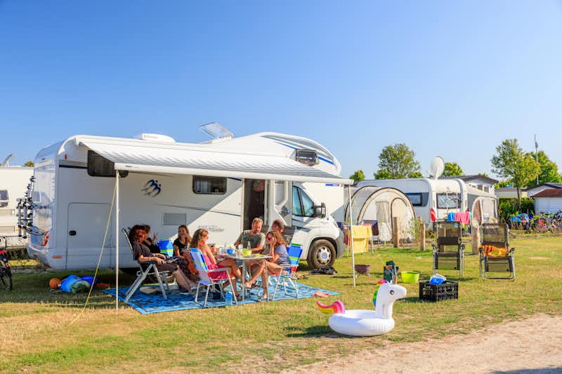 Ardoer Camping Julianahoeve - Gäste vor ihrem Wohnmobilin der Sonne