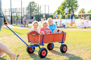 Ardoer Camping Julianahoeve - Kinder spielen auf einer Sprungmatte