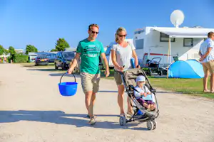 Ardoer Camping Julianahoeve - Wohnwagenstellplatz zwischen Weg