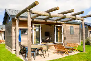 Ardoer Camping Sint Maartenszee - Mietunterkunft mit schöner Terrasse