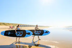 Ardoer Camping 't Noorder Sandt - Camper mit Surfbrettern am Strand vom Campingplatz an der Nordsee