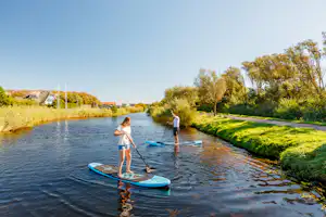 Ardoer Camping 't Noorder Sandt - Camper beim Stand Up Paddling auf dem Fluss am Campingplatz