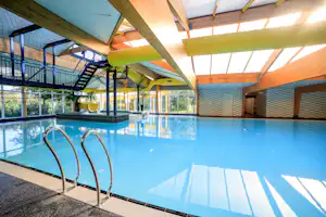 Ardoer Camping 't Noorder Sandt - Indoor Pool vom Campingplatz mit Wasserrutsche