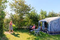 Ardoer Camping Tempelhof  -  Camper am Wohnmobil auf dem Stellplatz vom Campingplatz auf grüner Wiese