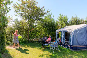 Ardoer Camping Tempelhof - Camper am Wohnmobil auf dem Stellplatz vom Campingplatz auf grüner Wiese