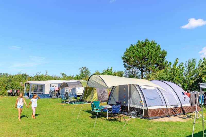 Ardoer Camping Tempelhof  -  Camper auf dem Wohnwagen- und Zeltstellplatz vom Campingplatz auf grüner Wiese