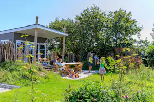 Ardoer Camping Tempelhof - Camper auf der Terrasse vom Mobilheim auf dem Campingplatz im Grünen