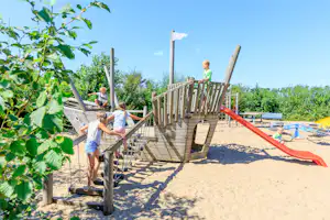 Ardoer Camping Tempelhof - Kinder auf dem Spielplatz vom Campingplatz
