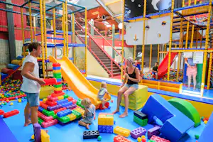 Ardoer Camping Westhove - Kinder spielen auf dem Indoor Spielplatz