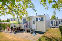 Ardoer Camping Westhove - Mobilheim mit Terrasse im Grünen auf dem Campingplatz 