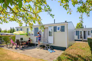 Ardoer Camping Westhove - Mobilheim mit Terrasse im Grünen auf dem Campingplatz