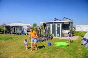 Ardoer Camping Westhove - Sanitäranlagen auf dem Campinggelände mit Waschbecken im Außenbereich