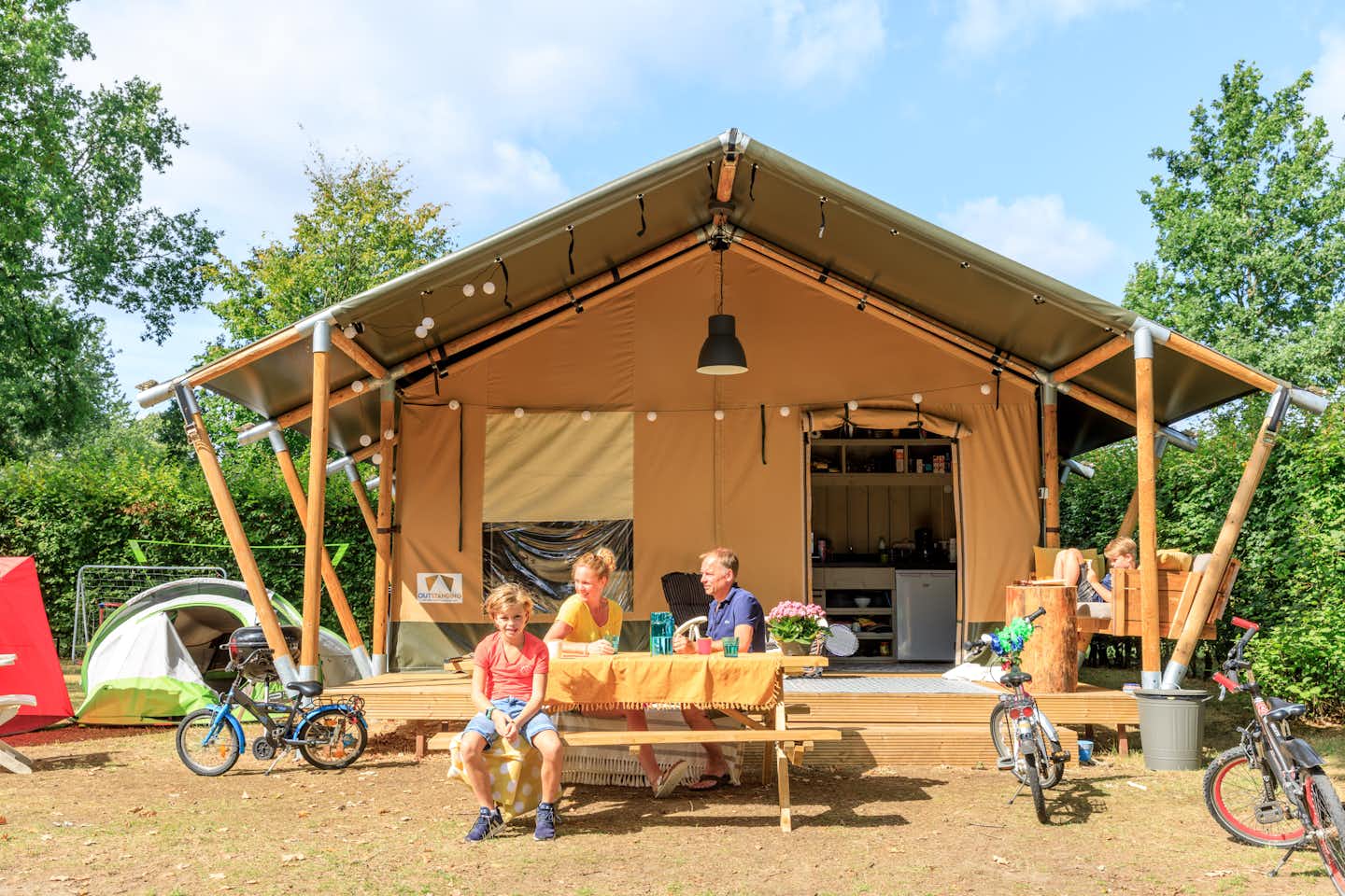 Ardoer Comfortcamping De Bosgraaf  -  Camper auf der Veranda vom Mobilheim auf dem Campingplatz