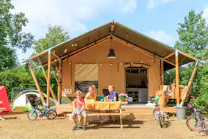 Ardoer Comfortcamping De Bosgraaf - Camper auf der Veranda vom Mobilheim auf dem Campingplatz