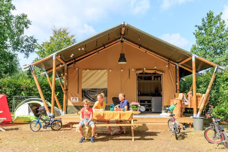 Ardoer Comfortcamping De Bosgraaf  -  Camper auf der Veranda vom Mobilheim auf dem Campingplatz