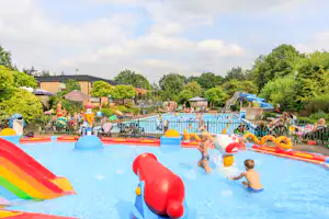 Ardoer Comfortcamping De Bosgraaf - Kinderbecken am Pool vom Campingplatz im Grünen