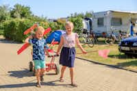 Ardoer Strandpark De Zeeuwse Kust  - Camper mit Spielzeug auf dem Wohnwagen- und Zeltstellplatz vom Campingplatz