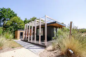 Ardoer Strandpark De Zeeuwse Kust - Mobilheim mit Terrasse auf dem Campingplatz