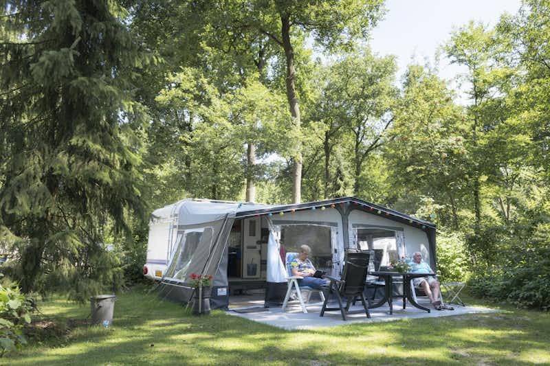 Vakantiedorp De Jutberg  -  Camper am Wohnwagen auf dem Stellplatz vom Campingplatz auf grüner Wiese