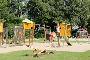 Vakantiedorp De Jutberg - Camper auf dem Spielplatz vom Campingplatz im Grünen