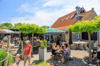Ardoer Vakantiepark De Meerpaal - Außenansicht der Bar und Restaurant auf dem Campingplatz