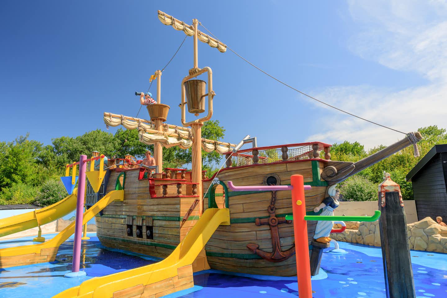 Ardoer Vakantiepark De Meerpaal - Kinderbecken mit Abenteuer-Piratenschiff auf dem Campingplatz