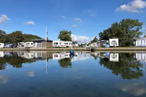 Ardoer Vakantiepark De Paardekreek - Campingplatz Außenbereich mit Blick auf den See