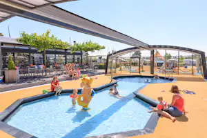 Ardoer Vakantiepark De Paardekreek - Teleskopischer Schwimmbadüberdachung auf dem Campingplatz