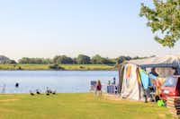 Ardoer Vakantiepark De Paardekreek - Zeltplatz auf der Campingplatzanlage mit Blick auf das Meer