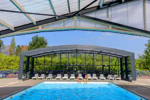 Ardoer Vakantiepark 't Akkertien op de Voorst - Camper am Pool vom Campingplatz mit Liegestühlen