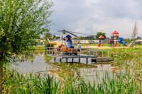 Ardoer Vakantiepark 't Akkertien op de Voorst  -  Spielplatz am See vom Campingplatz