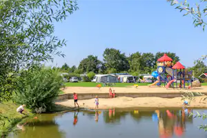 Ardoer Vakantiepark 't Akkertien op de Voorst - Spielplatz und Wohnwagen- und Zeltstellplatz am Strand vom Fluss am Campingplatz