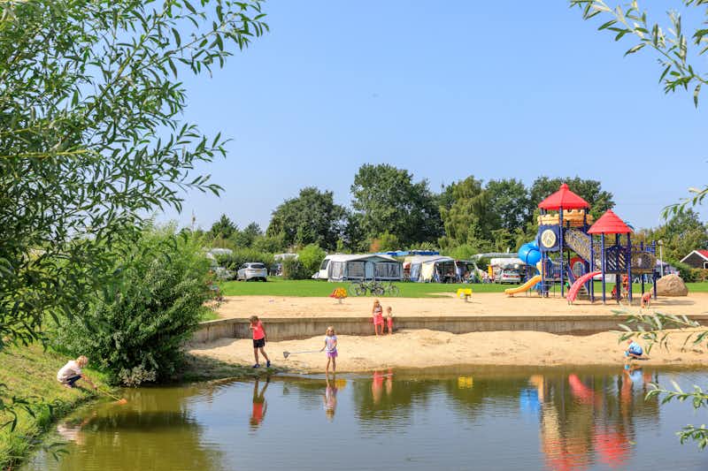 Ardoer Vakantiepark 't Akkertien op de Voorst  -  Spielplatz und Wohnwagen- und Zeltstellplatz am Strand vom Fluss am Campingplatz