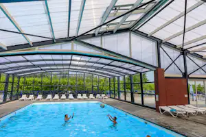 Ardoer Vakantiepark 't Akkertien op de Voorst - spielende Camper im überdachten Pool vom Campingplatz