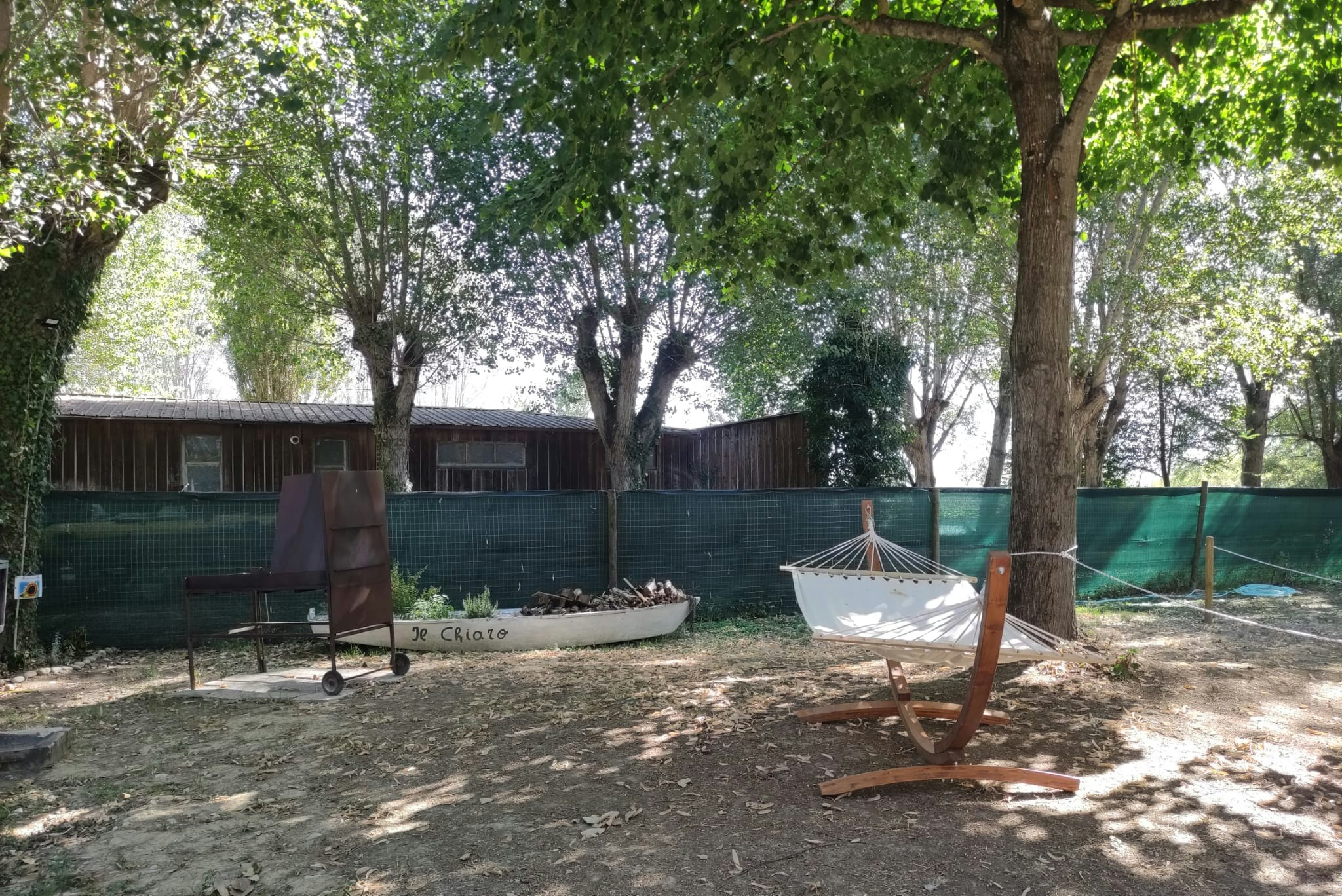 Area Sosta Camper Il Chiaro - Grillstelle mit Hängematte auf dem Campingplatz