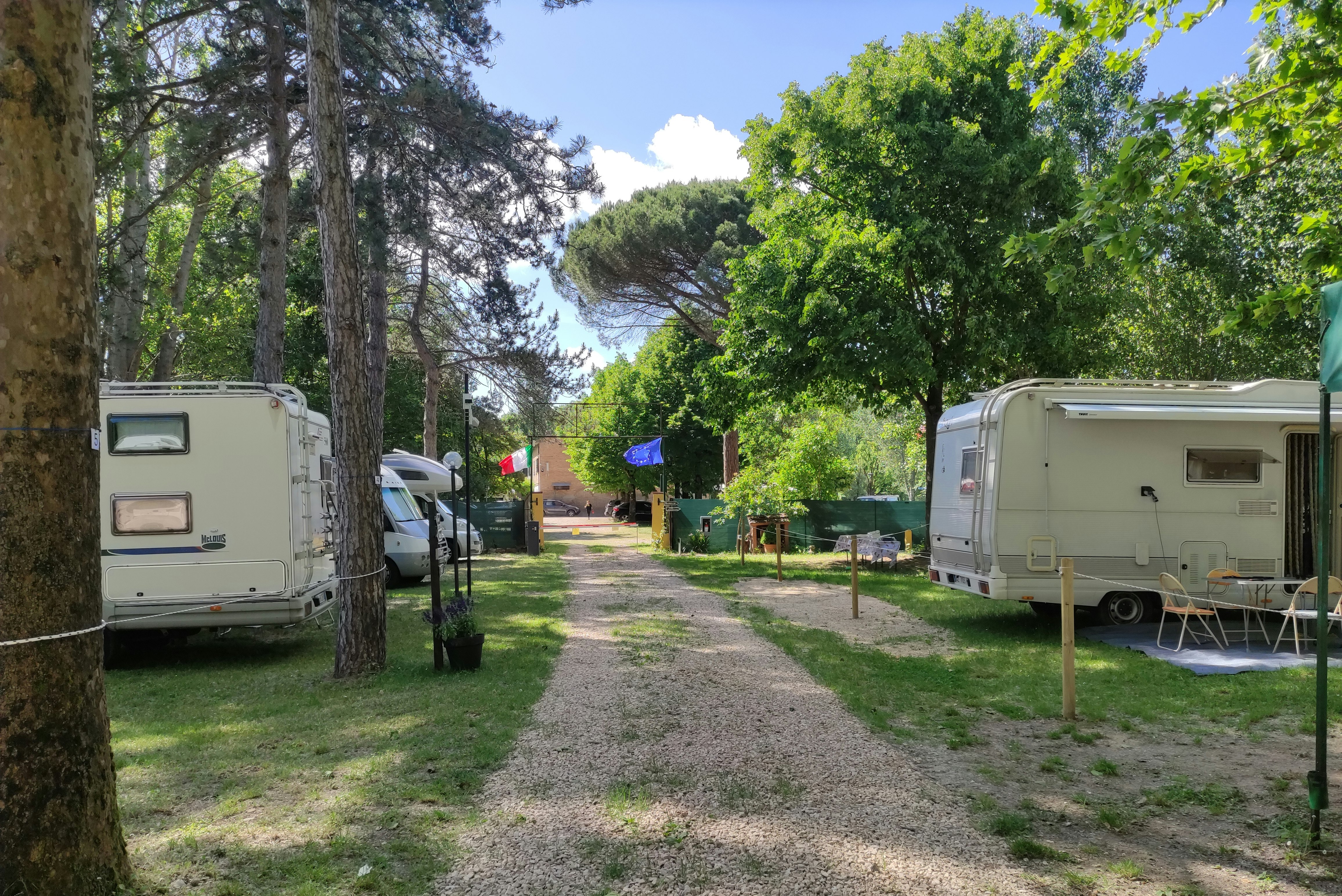 Area Sosta Camper Il Chiaro - Standplätze auf dem Campingplatz