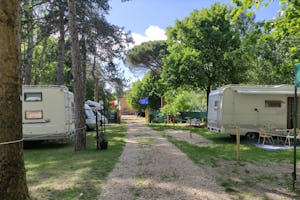 Area Sosta Camper Il Chiaro - Standplätze auf dem Campingplatz