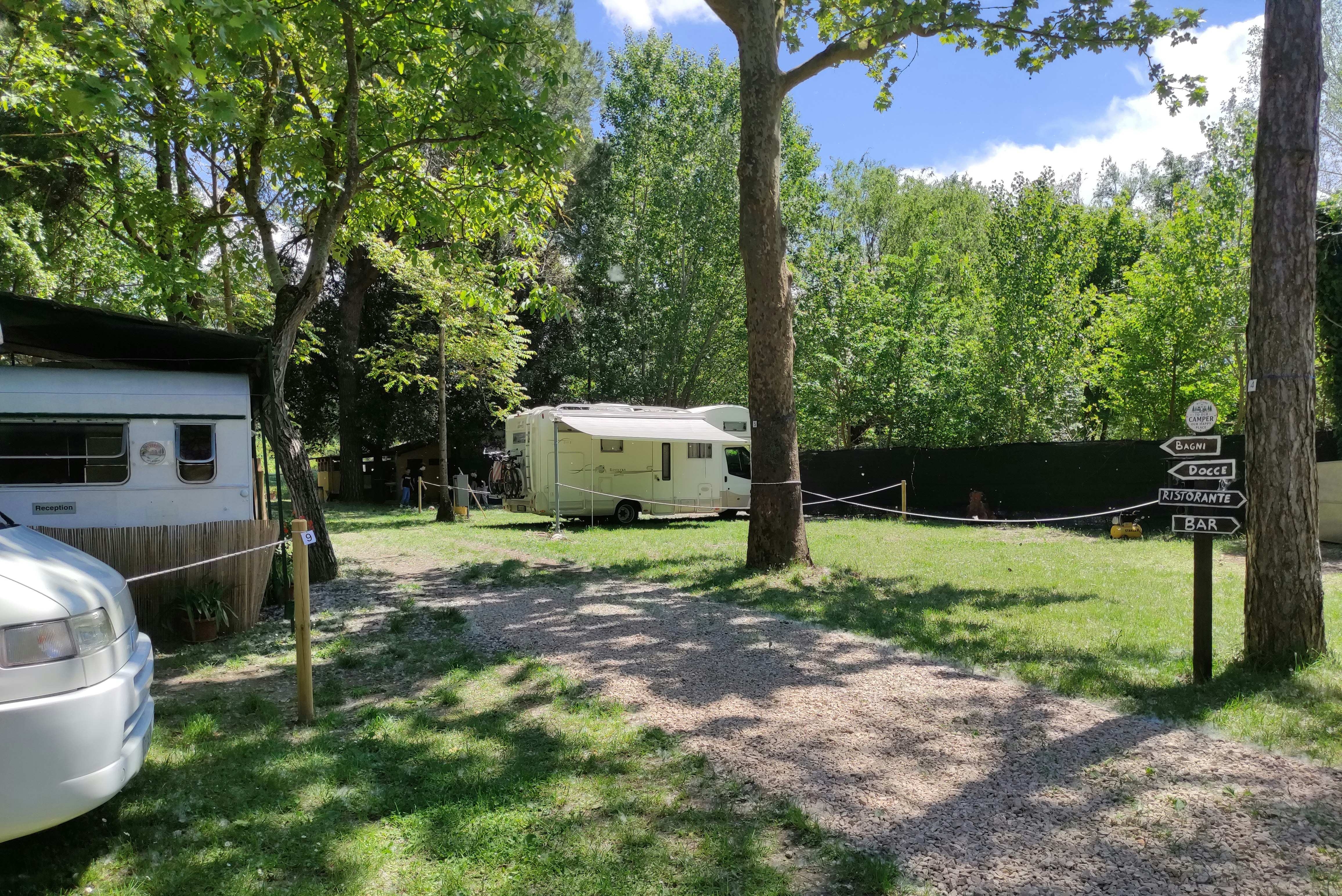 Area Sosta Camper Il Chiaro - Standplätze zwischen den Bäumen auf dem Campingplatz