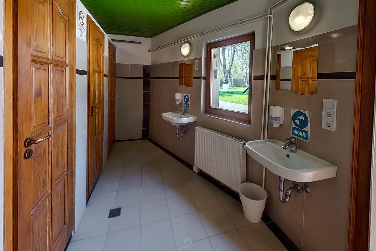 Arena Camping - Budapest  -  Sanitärbereich vom Campingplatz mit Waschbecken und Spiegeln