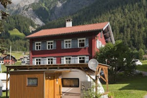 Arlberg Camping - Standplätze mit privater Sanitäreinheit auf dem Campingplatz
