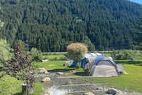 ArlBerglife Camping  - Zeltwiese mit bergblick auf dem Campingplatz