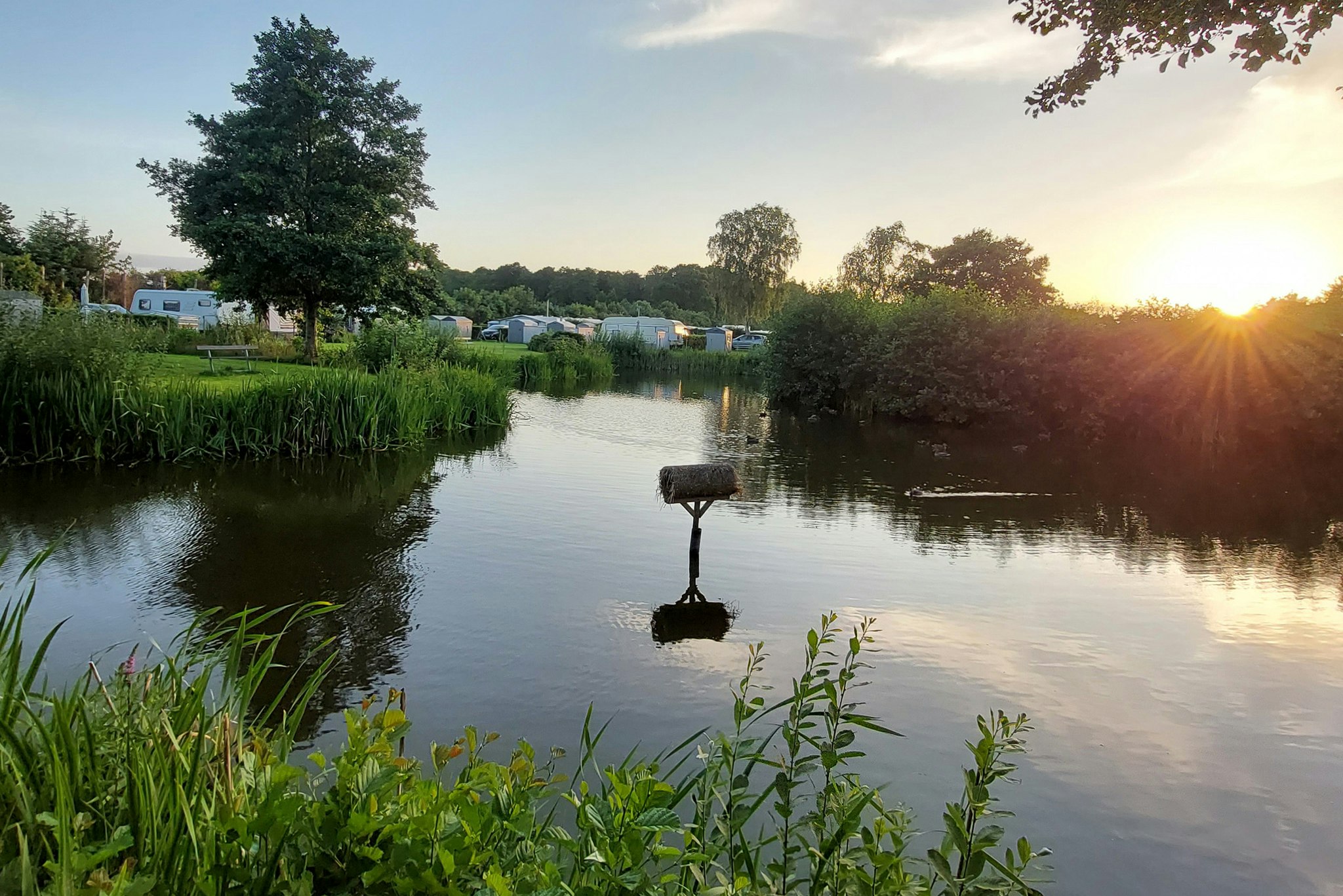 Asaa Camping & Hytteferie - Blick auf den Kanal an der Standplatzwiese
