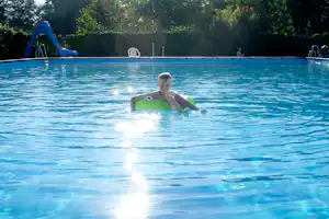Asaa Camping - Pool mit Rutsche auf dem Campingplatz --